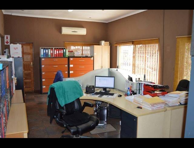 940M² BUSINESS FOR SALE IN BRACKENHURST